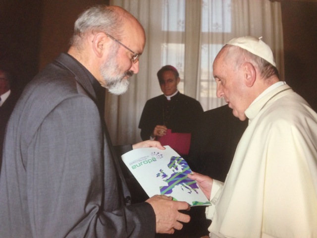 Broschüre „Miteinander für Europa – München 2016“ in den Händen von Papst Franziskus