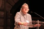Sr. Dr. Nicole Grochowina, Communität Christusbruderschaft Selbitz, gibt Einblicke in Ergebnisse der Foren, die am ersten Kongressnachmittag strattgefunden haben. (c) MfE, Foto: Haaf