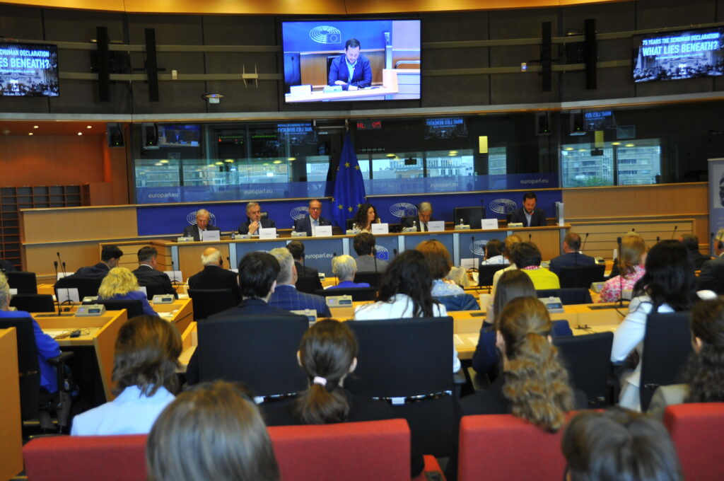Conferenza al Parlamento Europeo, partecipanti seduti e oratori.