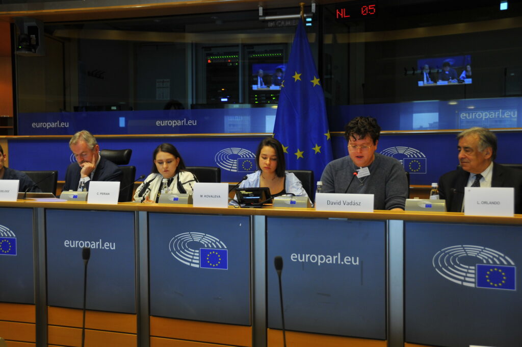 Persone sedute al tavolo del Parlamento Europeo.