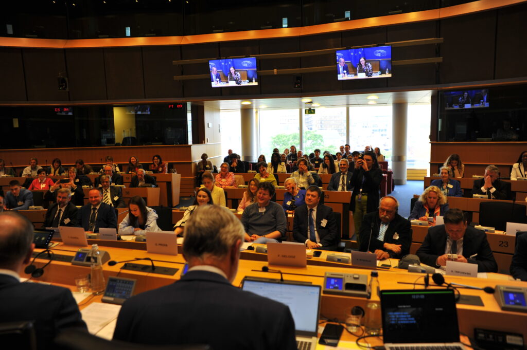 Conferenza in sala riunioni con partecipanti.