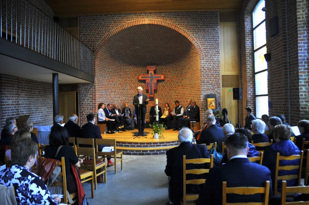 Conferenza in una chiesa con pubblico seduto