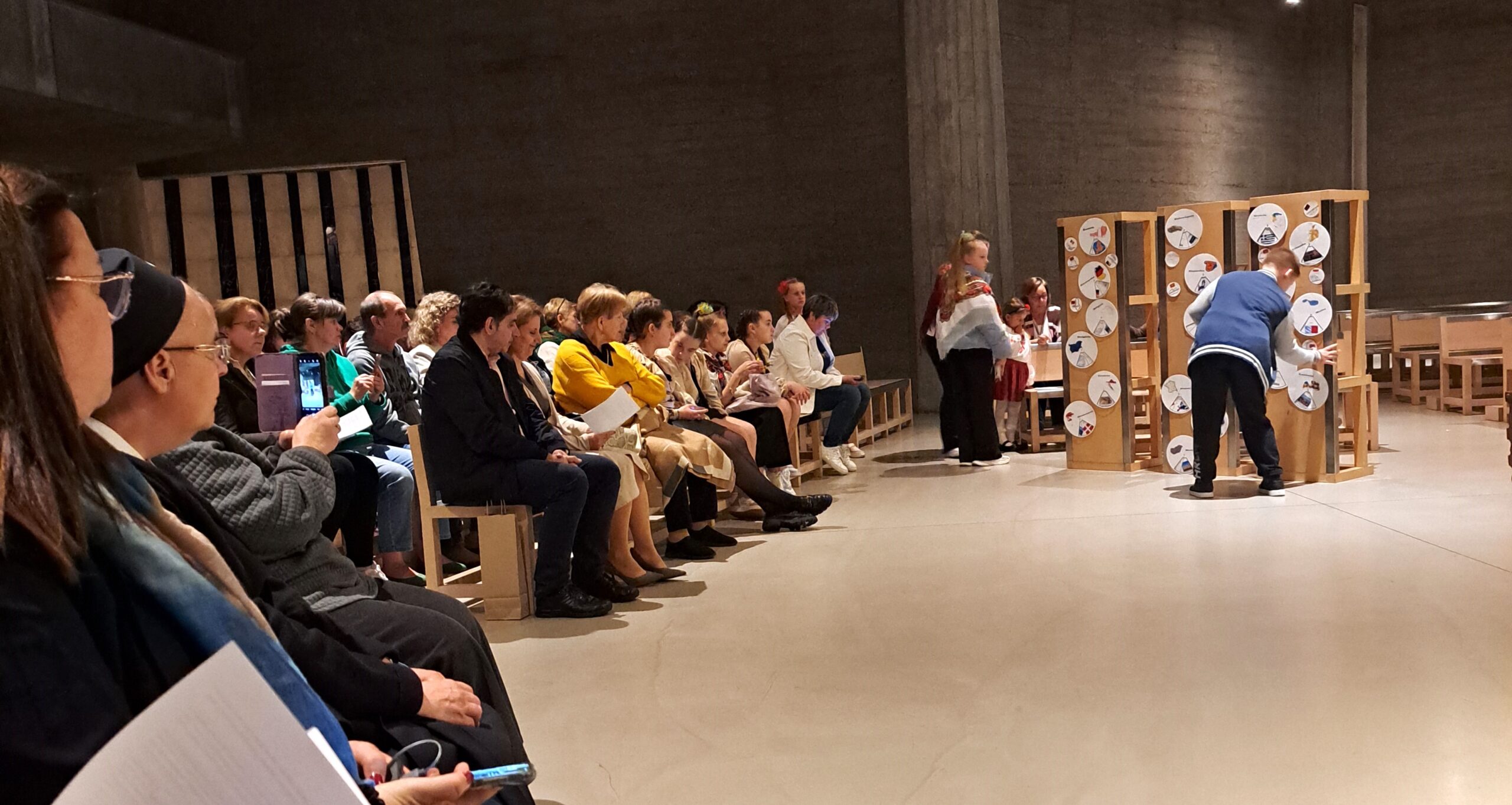 Persone sedute in chiesa durante un evento