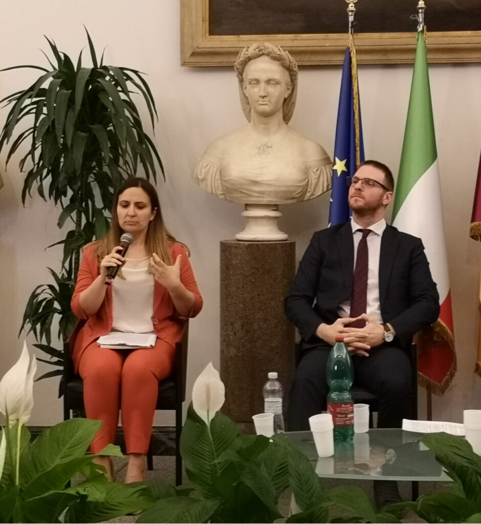 Discussione pubblica con due persone sedute