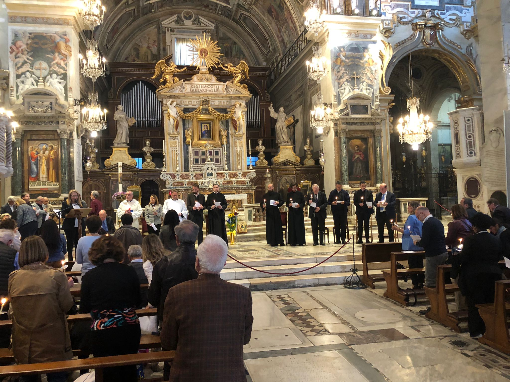 Cerimonia religiosa in una chiesa affollata