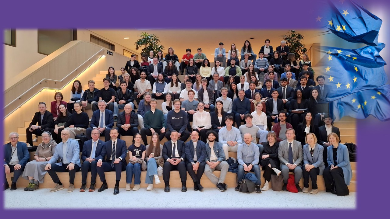 foto cover brussels may 2026 Grande gruppo di persone con bandiera UE